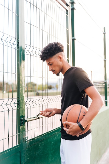 Campo da basket di apertura giovane etnico