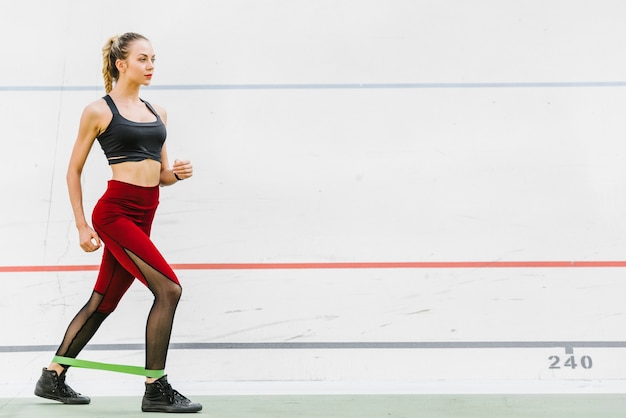 Campo lungo dell'atleta con elastico