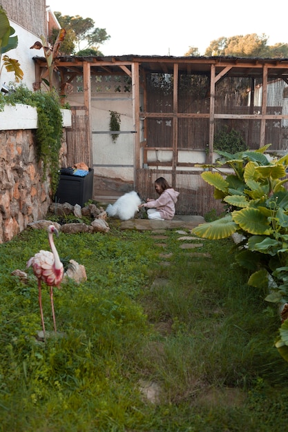 Campo lungo della ragazza che gioca con il suo cucciolo