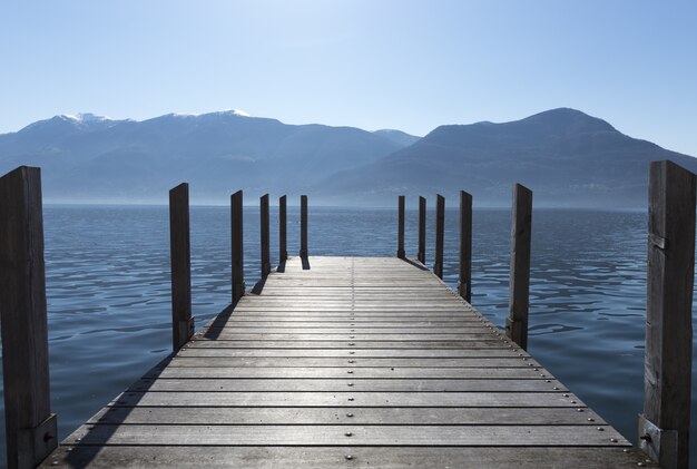 Campo lungo delle banchine che si protendono verso il lago con le montagne all'orizzonte