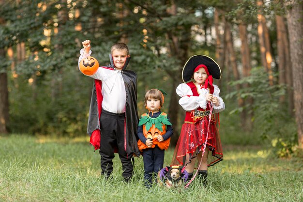 Campo lungo di bambini con costumi di Halloween