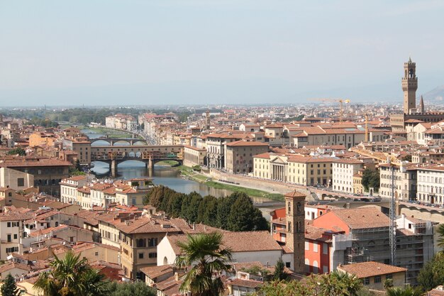 Campo lungo di firenze italia con un cielo blu chiaro