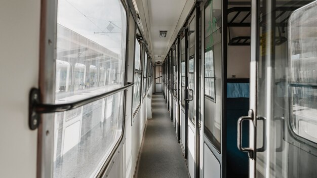 Campo lungo di un corridoio ferroviario