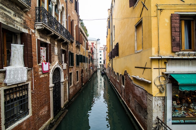 Canale con gondole a Venezia, Italia. Architettura e monumenti di Venezia. Cartolina di Venezia con le gondole di Venezia.