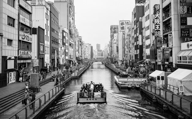 Canale in bianco e nero con una barca