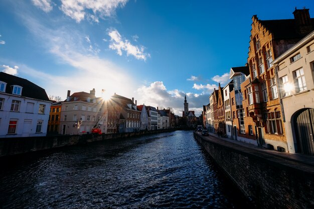 Canale in mezzo alla strada e gli edifici durante il giorno