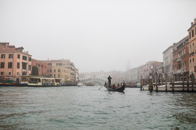 Canale stretto tra vecchie case in mattoni colorati a Venezia, Italia.