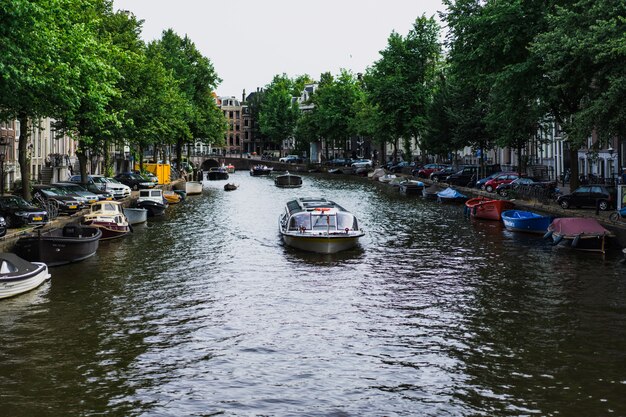Canali di Amsterdam, le barche camminano sull&#39;acqua