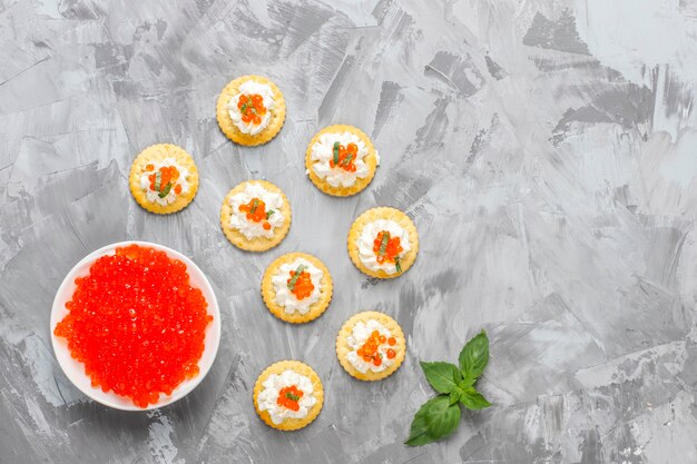 Canape con caviale rosso per la festa.