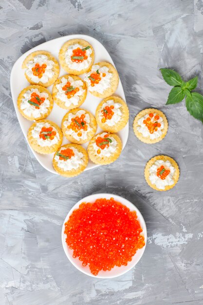 Canape con caviale rosso per la festa.