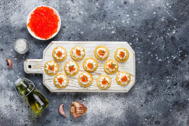 Canape con caviale rosso per la festa.