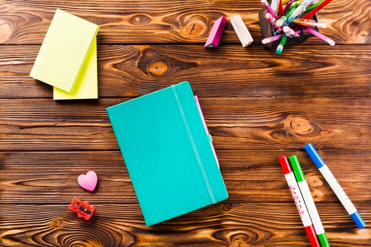 Foto gratuito cancelleria attorno al notebook
