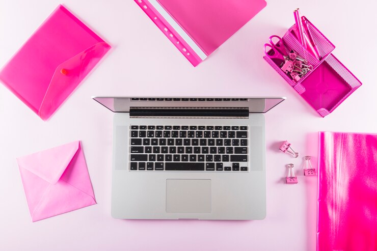 Foto gratuito cancelleria brillante attorno al laptop
