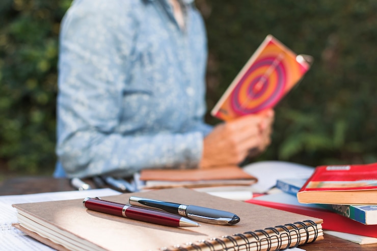 Foto gratuito cancelleria che si trova vicino a leggere donna
