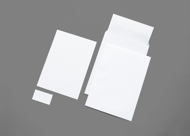 Cancelleria del Libro Bianco isolata su bianco. Illustrazione con buste vuote, carta intestata e biglietti per mostrare la tua presentazione.
