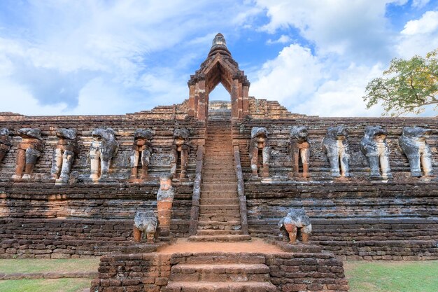 Cancello antico al tempio di Wat Chang Rob nel parco storico di Kamphaeng Phet, sito Patrimonio dell'Umanità dell'UNESCO