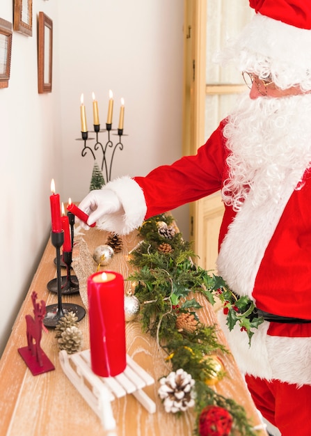 Candela accesa tenuta di Babbo Natale