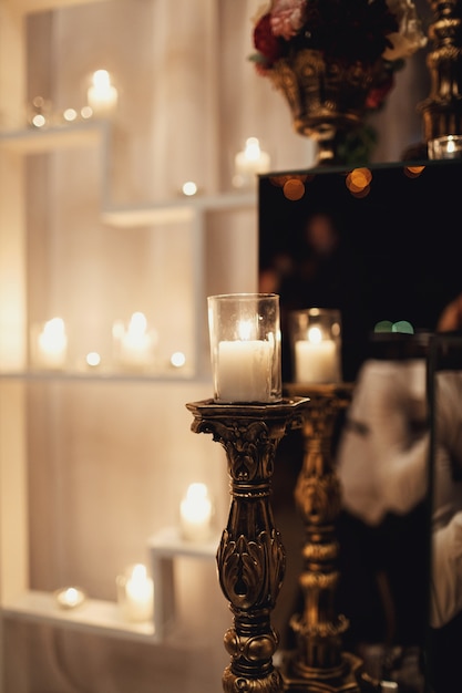 Candela brilla in un candelabro di bronzo