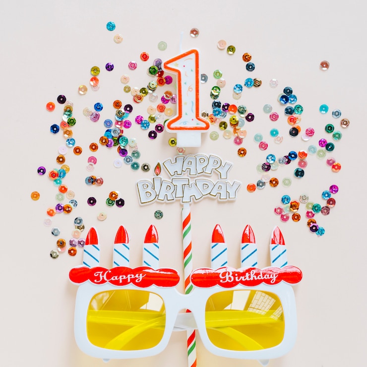Foto gratuito candela di compleanno con occhiali circondati da paillettes
