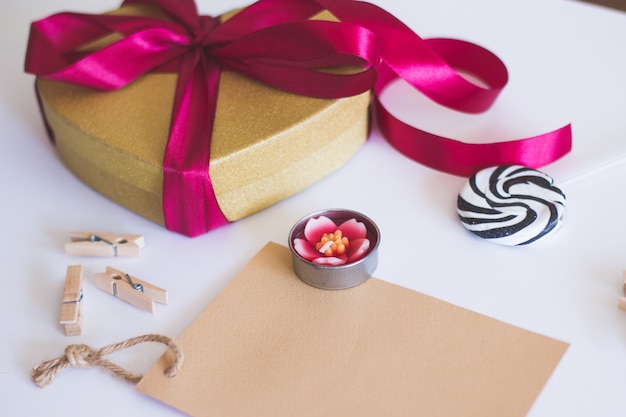 Candela rosa e scatola regalo