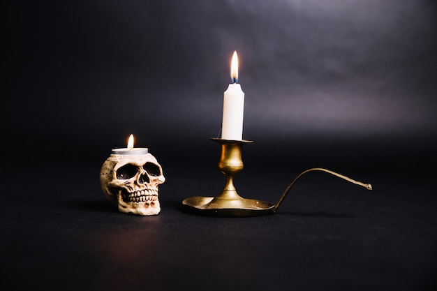 Candele accese in candelabri creepy