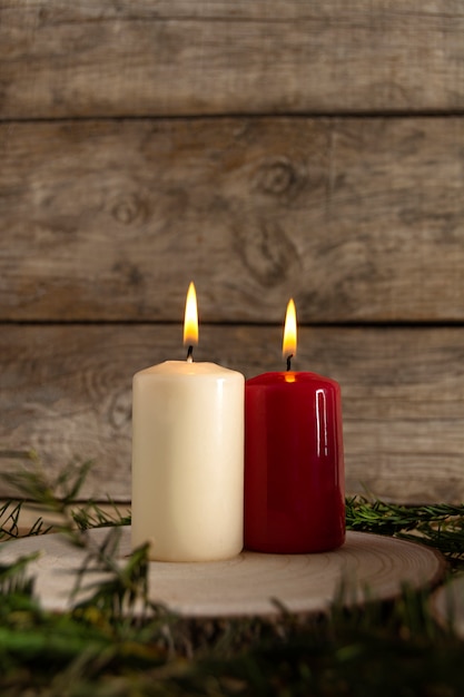 Candele bianche e rosse su legno