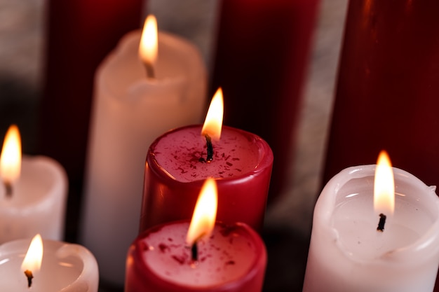 Candele bianche e rosse