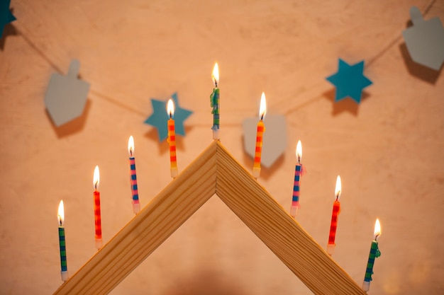 Candele brucianti di Chanukah del primo piano