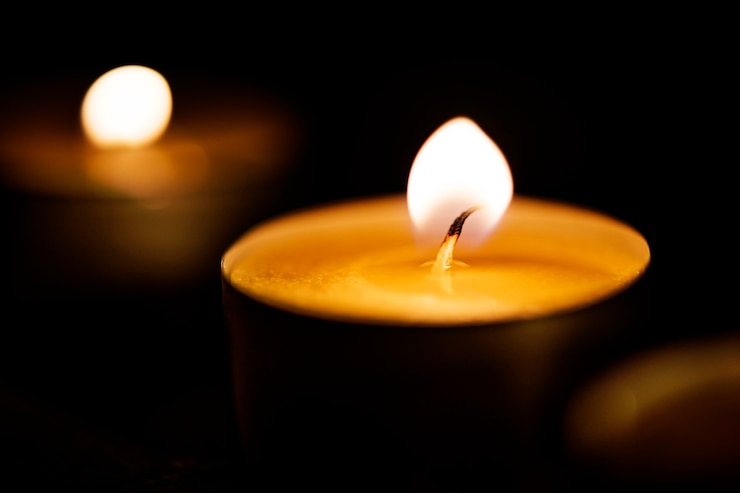 Foto gratuito candele che emettono luce nell&#39;oscurità