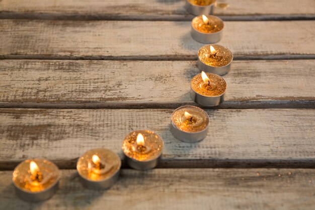 candele d&#39;oro illuminato in un cerchio