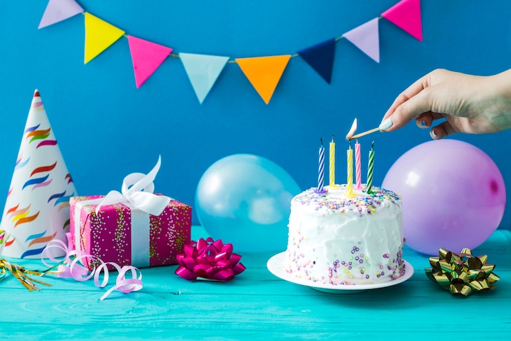 Foto gratuito candele di illuminazione a mano sulla torta di partito