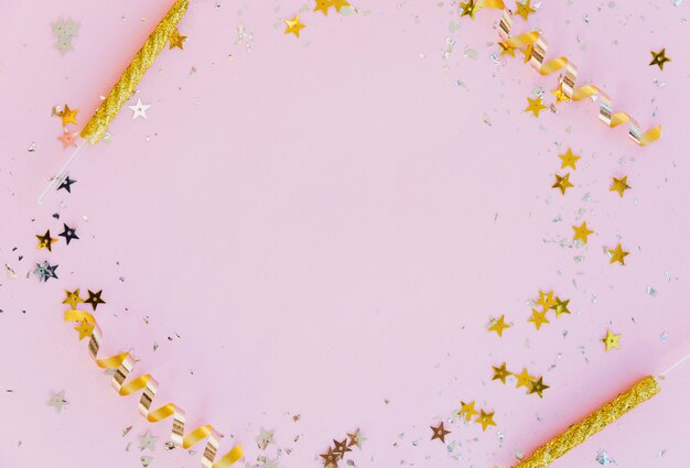Candele dorate e cornice glitter con copia spazio su sfondo rosa
