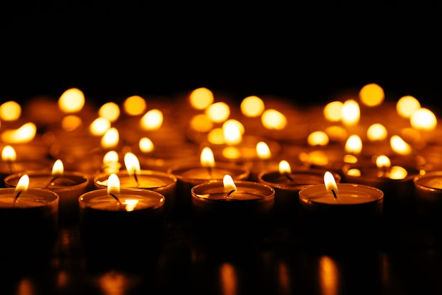 Candele. Set di candele accese nel buio.