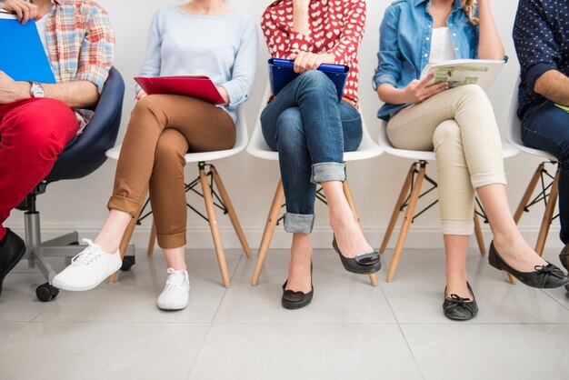 Candidati in attesa di un colloquio di lavoro.