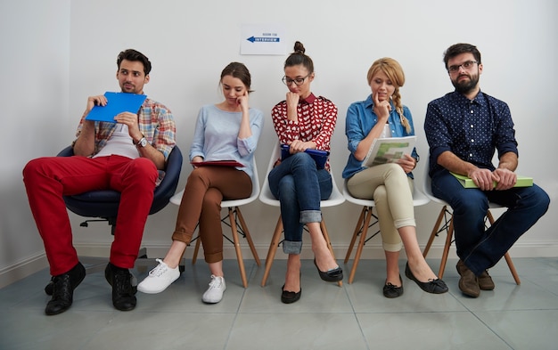 Candidati in attesa di un colloquio di lavoro.