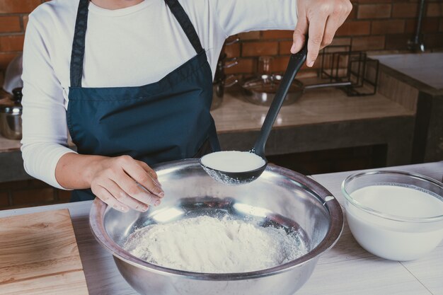 Candy girl in cucina.