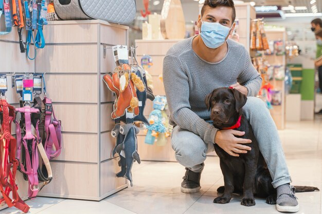 Cane carino con il proprietario presso il negozio di animali