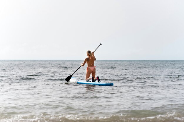 Cane che si diverte in spiaggia