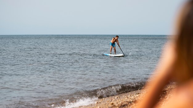 Cane che si diverte in spiaggia