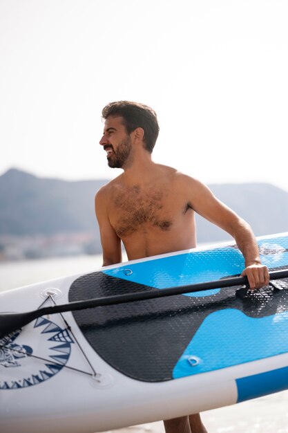 Cane che si diverte in spiaggia