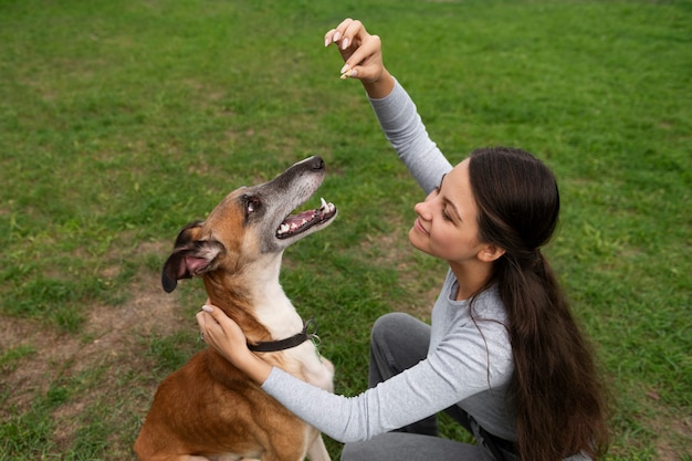 Cane da addestramento per donna ad alto angolo