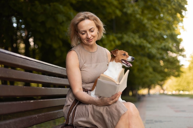 Cane della holding della donna del tiro medio nel parco