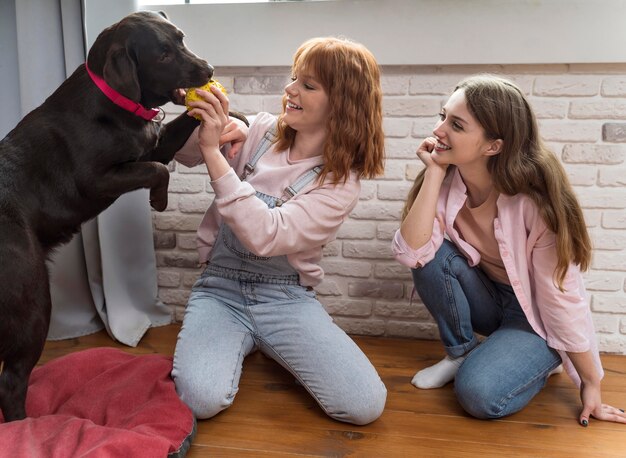 Cane e donne felici del colpo pieno