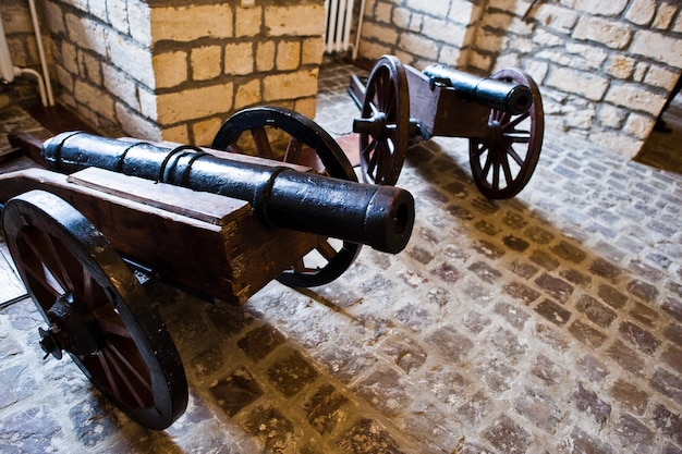 Cannone molto vecchio di ferro nel museo
