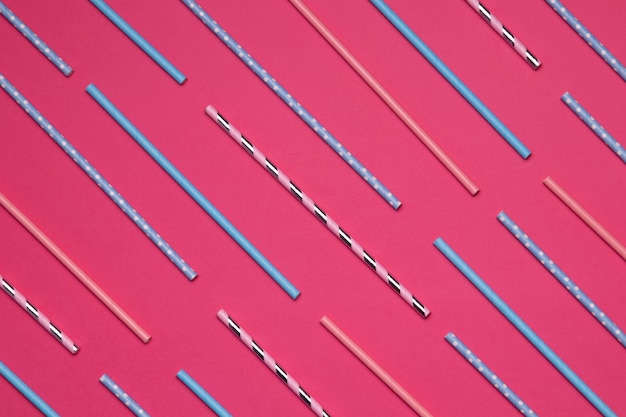Cannucce di carta colorate su sfondo rosa