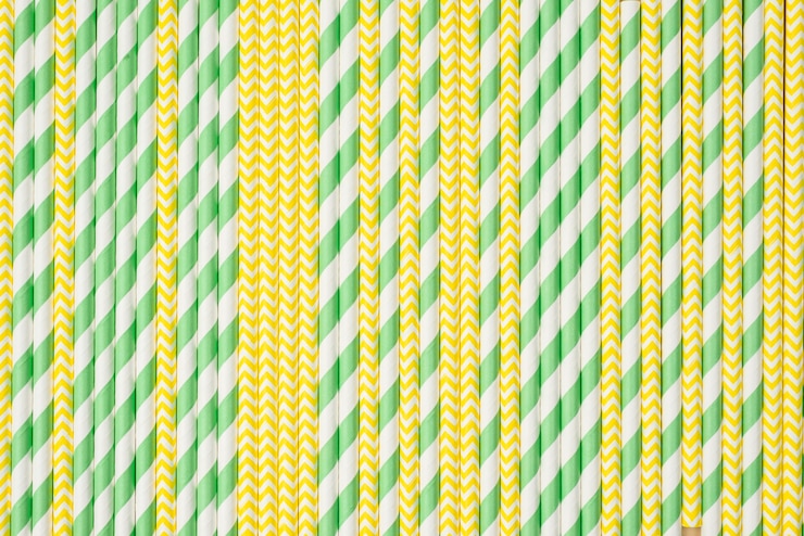 Foto gratuito cannucce in sfondo di colori verde e giallo
