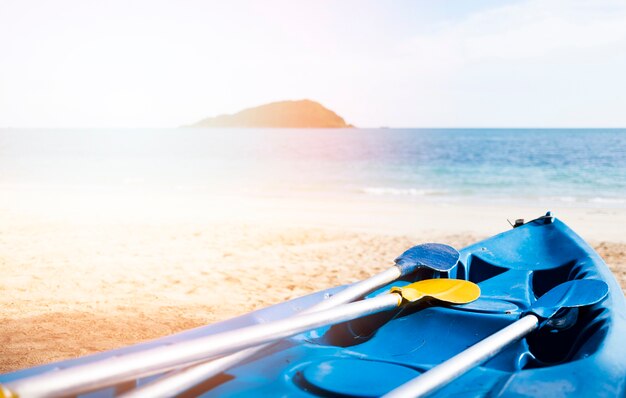 Canoa blu sulla spiaggia