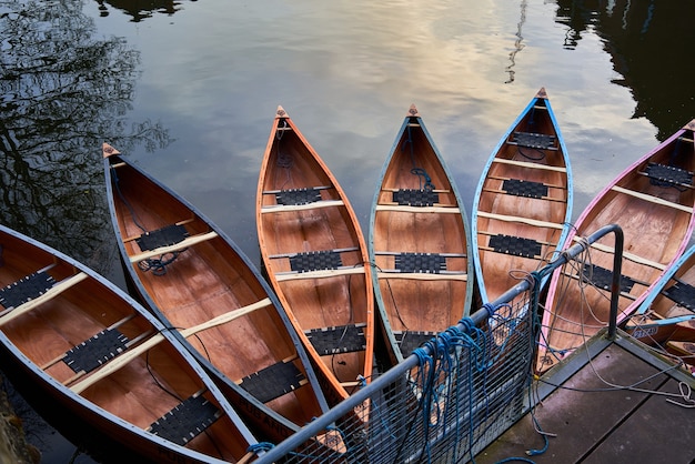 Canoe sul fiume vicino a un molo in un parco sotto la luce del sole