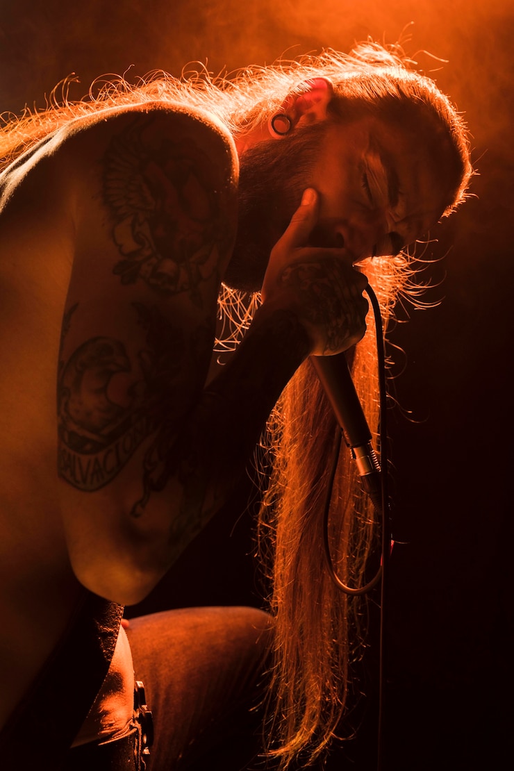 Foto gratuito cantante di capelli lunghi che canta sul palco