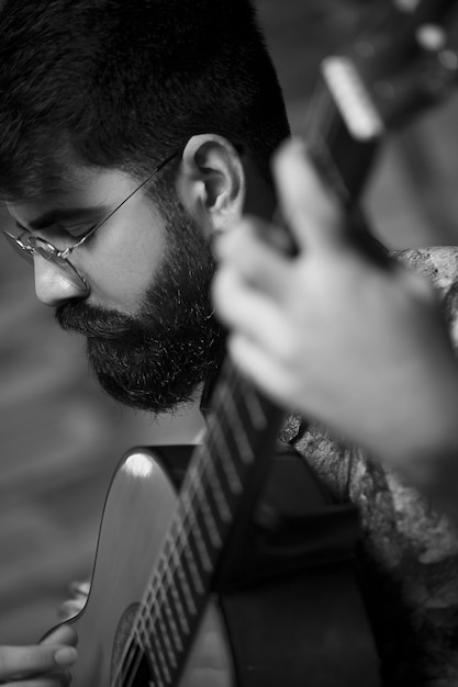 cantante maschio esibendosi con la chitarra